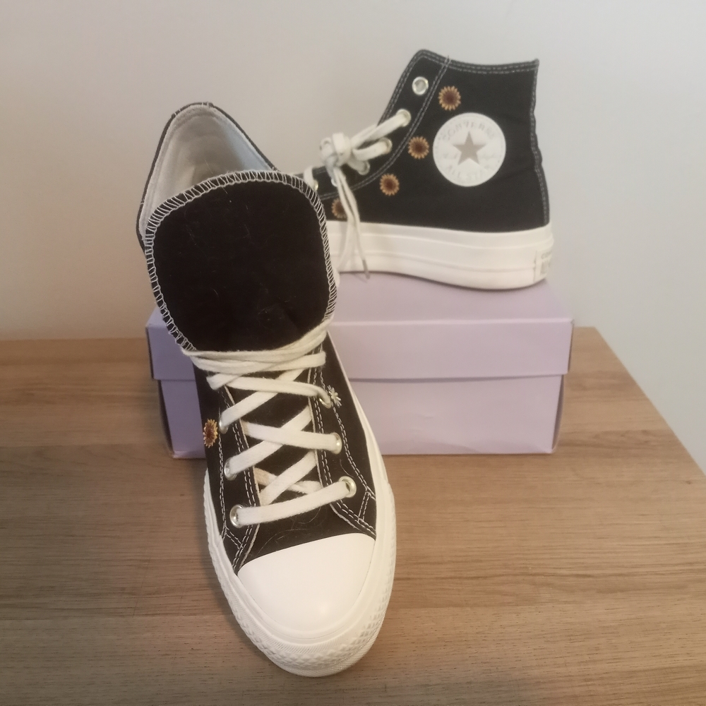 Converse Chuck Taylor All Stars ~ Free Shipping! ☆